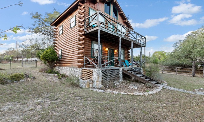 Fredericksburg Cabin | Cozy Log Cabin Retreat Near Downtown with Kitchen & Breakfast