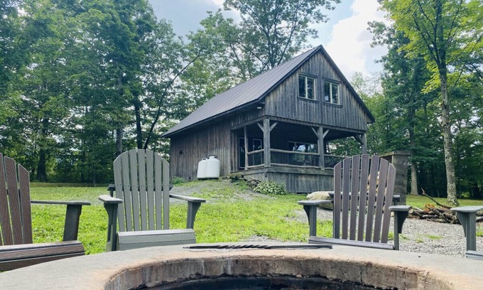 Ulster Cabin | Idyllic Mighty Oak Retreat with Lake Views & Breakfast