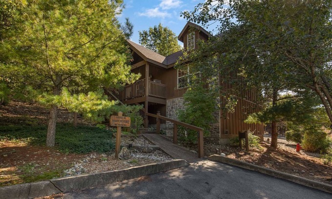 Reeds Spring Cabin | Top-Rated "Mighty Oaks" Lodge with Pool & Lake View