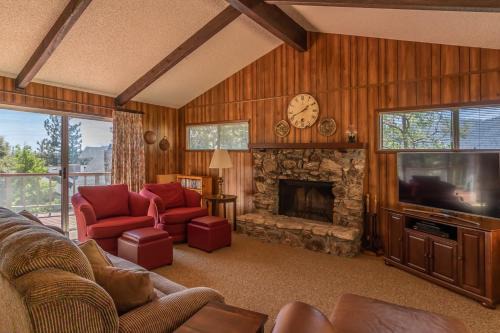Bass Lake House | Lakeview Escape: 4-Star Comfort for Families & Travelers