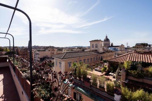 Rione III Colonna Apartment | Top-Rated Loft with Rooftop Access in Via Frattina