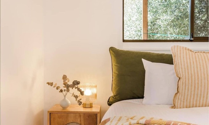 Naturaliste House | Cozy Mika Cottage: Walk to the Beach with Fireplace
