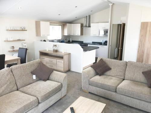 Clacton-on-Sea Apartment | Unforgettable Mikanda Lodge: 4-Star Stay with Pool & Pets