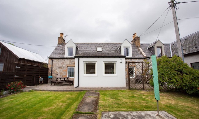 Alness Apartment | Family-Friendly Mike's 3-Bedroom Countryside Cottage