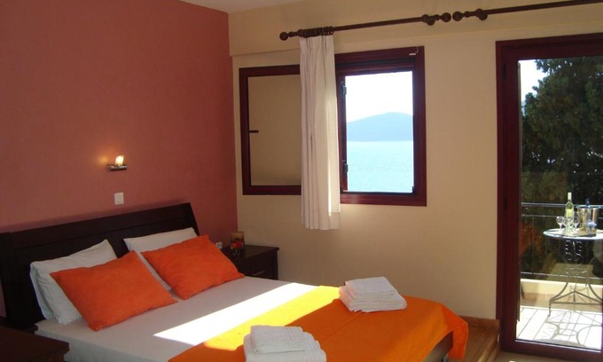 Mikros Gialos Apartment | Idyllic Mikros Gialos Apartments with Oceanfront Views