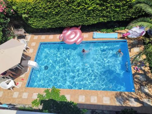 Atsipópoulon House | Discover Mikros Paradisos: Oceanfront Retreat with Pool