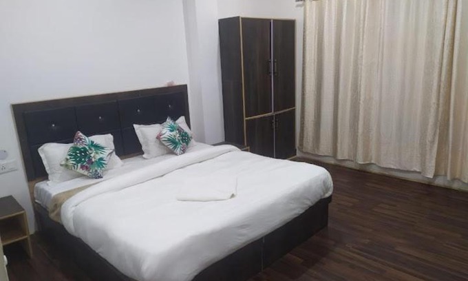 Leh House | Milaspon Guest House: Pet-Friendly Retreat with Hot Tub
