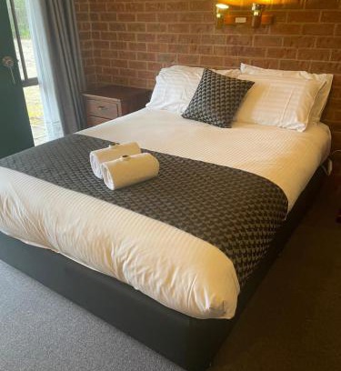 Milawa Hotel | Milawa Motel: Family-Friendly with Pool and Kitchen Amenities