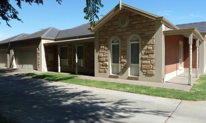 Mildura House | Discover Mildura's Park View Villa with Pool & Spa Amenities