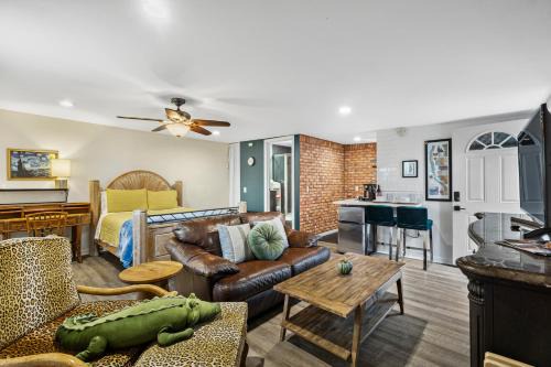 Townsite Apartment | Beachside Bliss: Tiki Master Suite with Ocean View
