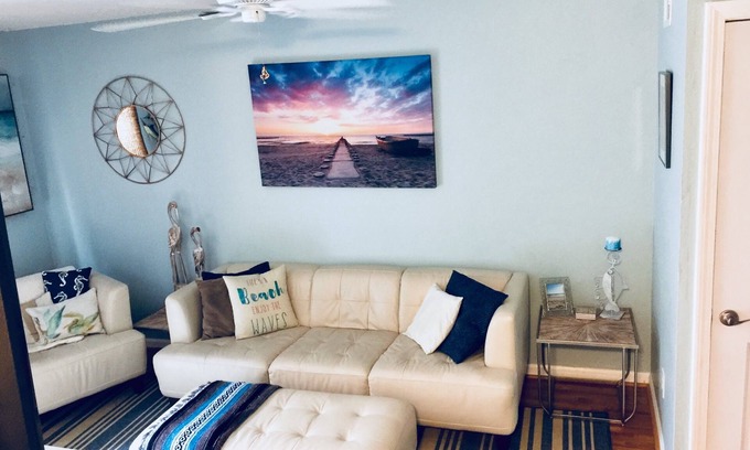 Kill Devil Hills Condo | Perfect Getaway: Milepost 9 KDH Condo with Kitchen & Breakfast
