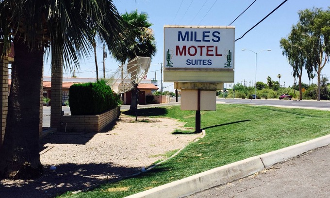 East Mesa Hotel | Budget-Friendly Miles Motel with Pool & Breakfast Included