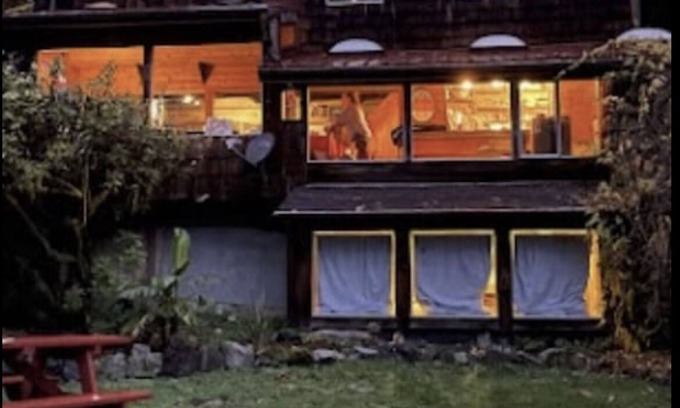 Eddyville Cabin | Explore Trails, Enjoy a Hot Tub & Volleyball Near the Beach
