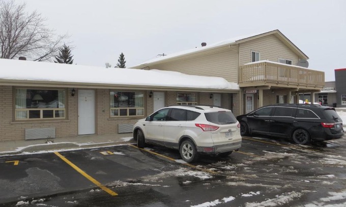 Collingwood Hotel | Kid-Friendly Retreat at Milestone Motel with Great Reviews