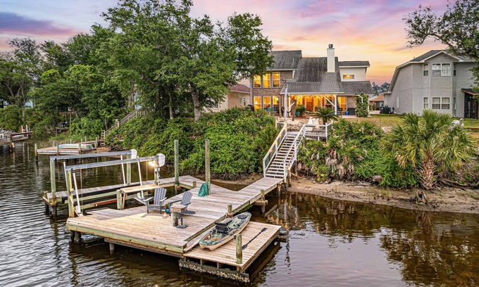 Callaway House | Waterfront Retreat with Pet-Friendly Amenities & Kayaks