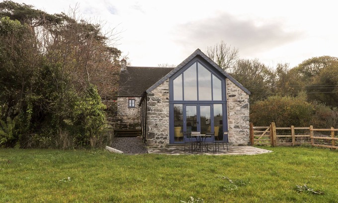 Newport House | Mill Cottage: Pet-Friendly Retreat with Garden in Newport