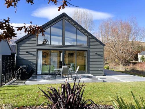 Lake Hayes Ski Chalet | Top-Rated Mill Creek Cottage: Perfect for Families