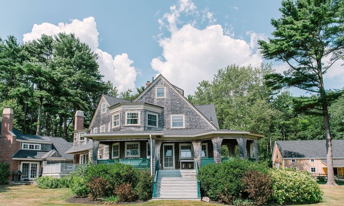 York Harbor House | Beautiful Mill Dam Cottage with Ocean View & Pool Access