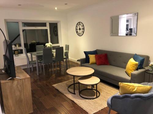 Hale Apartment | Modern 3 Bedroom Apartment at Mill Hill - Family Friendly Stay