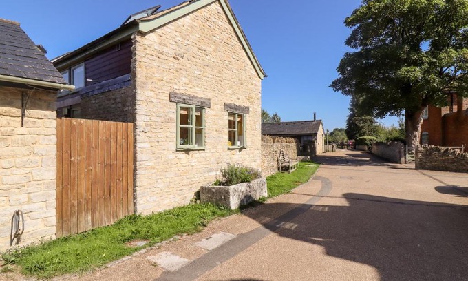 Cirencester House | Mill View: Family-Friendly Retreat with Pool & 10/10 Rating