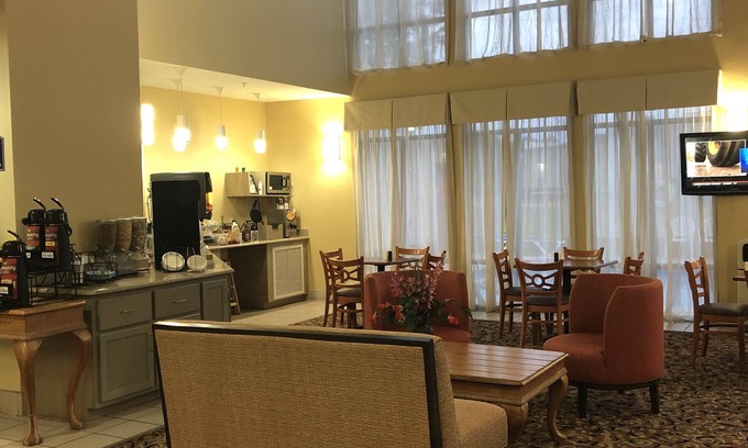 Ellisville Hotel | Budget-Friendly Millennium Inn with Pool and Breakfast