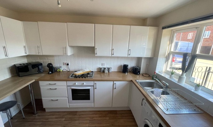 Bedford House | Miller House in Great location - Sleeps 14! Perfect for contractors