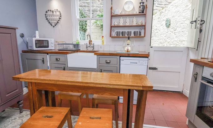 Conwy Cottage | Family-Friendly Millgate Cottage with Ocean View in Conwy