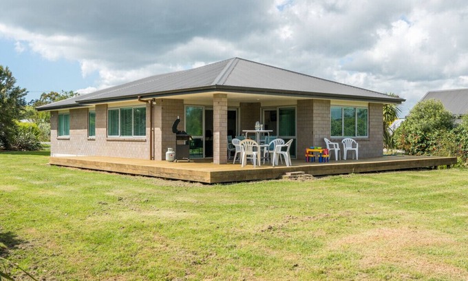Mangawhai Heads Cottage | Serene Millies Place - Oceanfront Holiday Home in Mangawhai