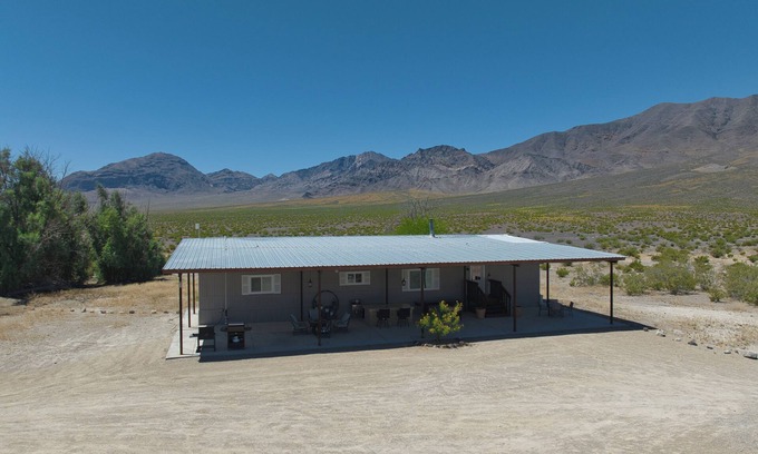 Mojave Desert House | Incredible Views Near Death Valley for Stargazing Lovers