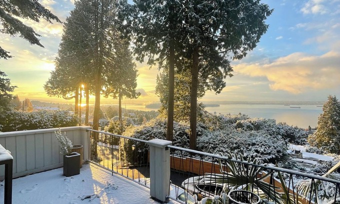 West Vancouver House | Million-Dollar-View Home in West Vancouver with Pool close to Downtown Vancouver