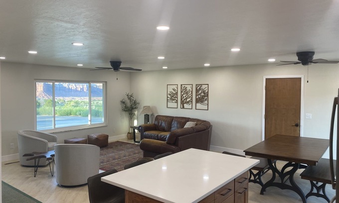 Teasdale House | Breathtaking Hilltop Views with Family-Friendly Amenities