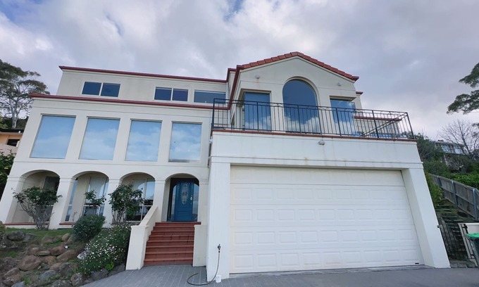 Sandy Bay House | Inviting Millions View Hobart: Family-Friendly with Kitchen