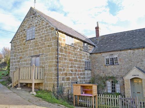 Chideock House | Pet-Friendly Retreat at Millstones with a 9.7/10 Rating