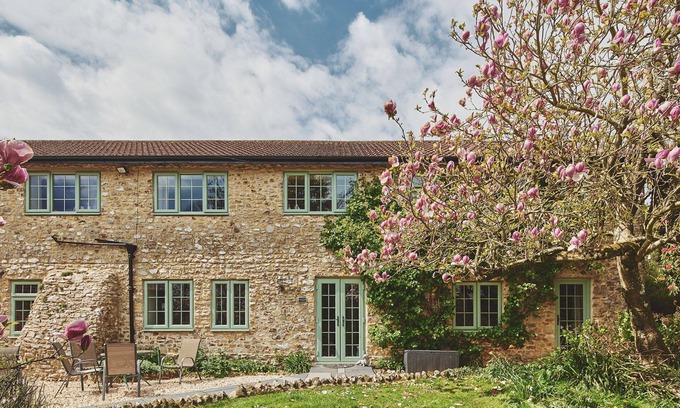 Axminster Apartment | Welcoming Millthorn Cottage: Pet-Friendly Family Retreat