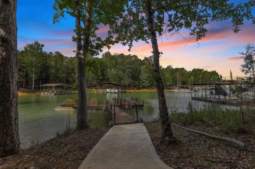 Reed Creek House | Relaxing Milltown Cove Escape with Hot Tub & Breakfast