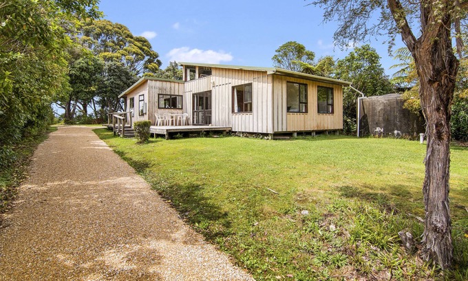 Parapara Cottage | Milnthorpe Cottage - Golden Bay Holiday Home