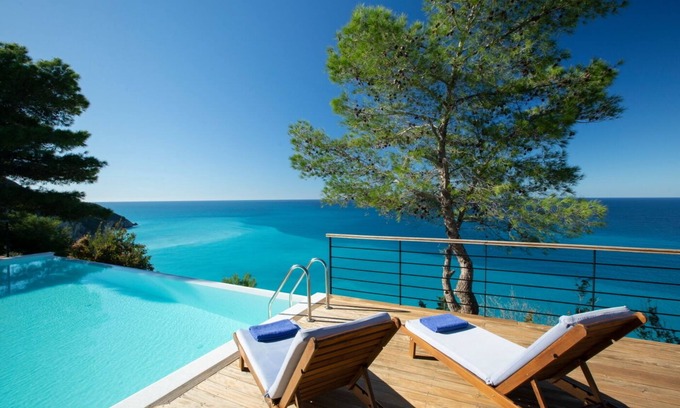 Agios Nikitas Villa | Milos Bay Villas: Modern Villa with Breathtaking Ocean Views