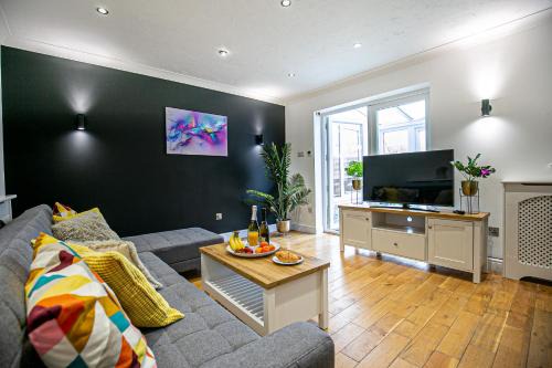 Bletchley House | Family-Friendly Milton Keynes Hotel with Private Parking