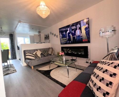 Milton Keynes Apartment | Milton Keynes Short Stay House with Free Parking & WIFI
