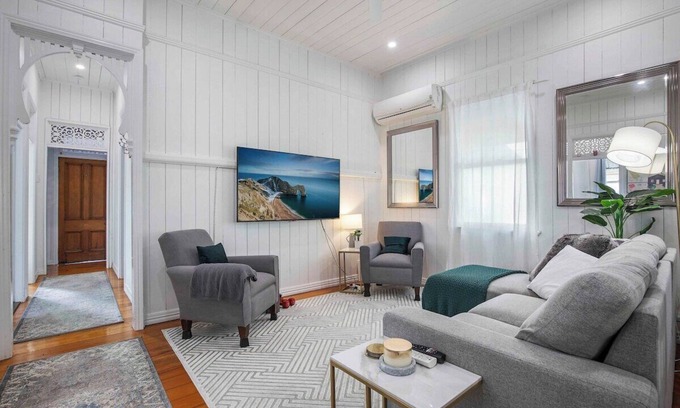 Milton House | Milton Top Floor 4Bd - Steps from Suncorp Stadium