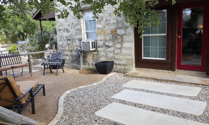 Dripping Springs House | Historic Miltons Cottage with Breakfast in Dripping Springs