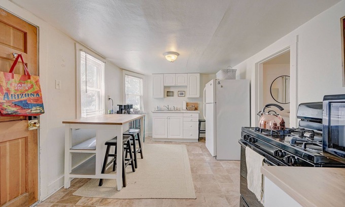 Lower East Side Apartment | Milwaukee 1BR Bungalow with Ocean View and Free Parking