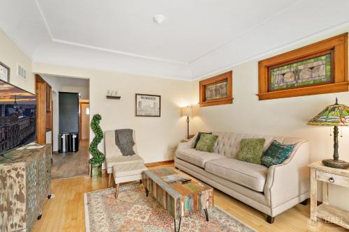 Milwaukee House | Pet-Friendly Milwaukee Bungalow with High Guest Ratings