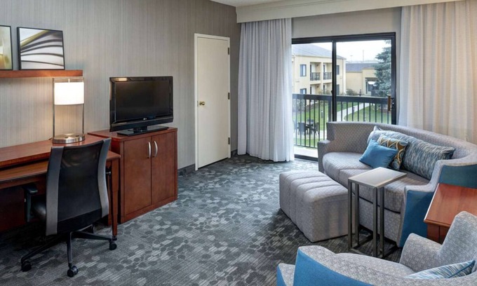 Brookfield Hotel | Explore Milwaukee: Pet-Friendly Hotel with Pool Access