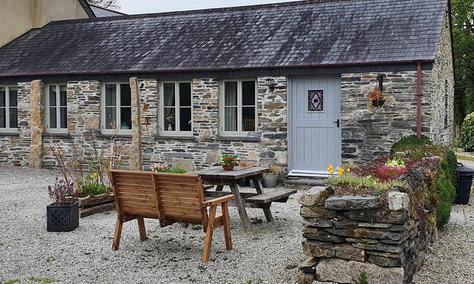 Lower Trengale Cottage | Cozy MIMI'S COTTAGE with Open Fire in Scenic St Neot