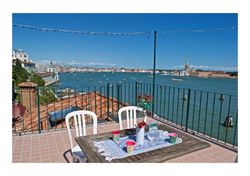 Dorsoduro Apartment | Experience Comfort at Mimi's Loft - 4-Star, Pet Friendly