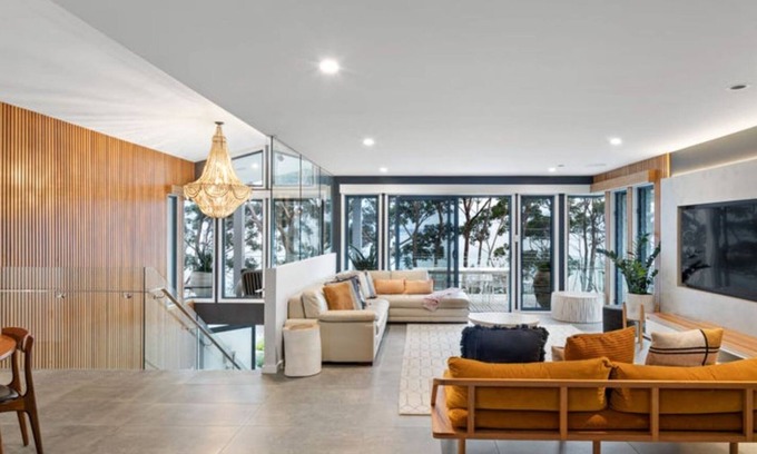 Hyams Beach House | Mimosa Lodge - 250m to Chinamans Beach in Jervis Bay!