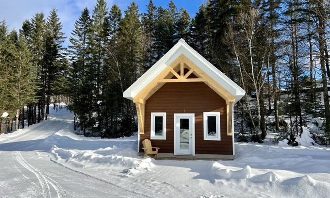 Saint-Gabriel-de-Valcartier Ski Chalet | Cozy Mini Cottage #1 by the River with Breakfast Included