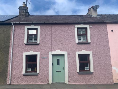 Dinas Cross House | Pet-Friendly Min-Y-Fford: Perfect Family Getaway for 6
