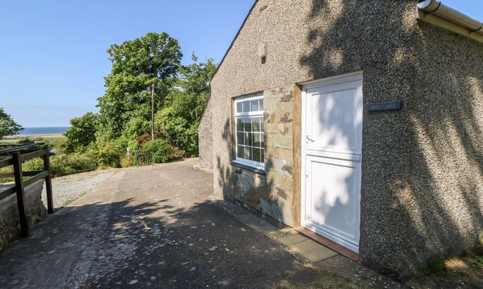 Llanystumdwy Cottage | Pet-Friendly MIN Y MOR with Garden in Criccieth